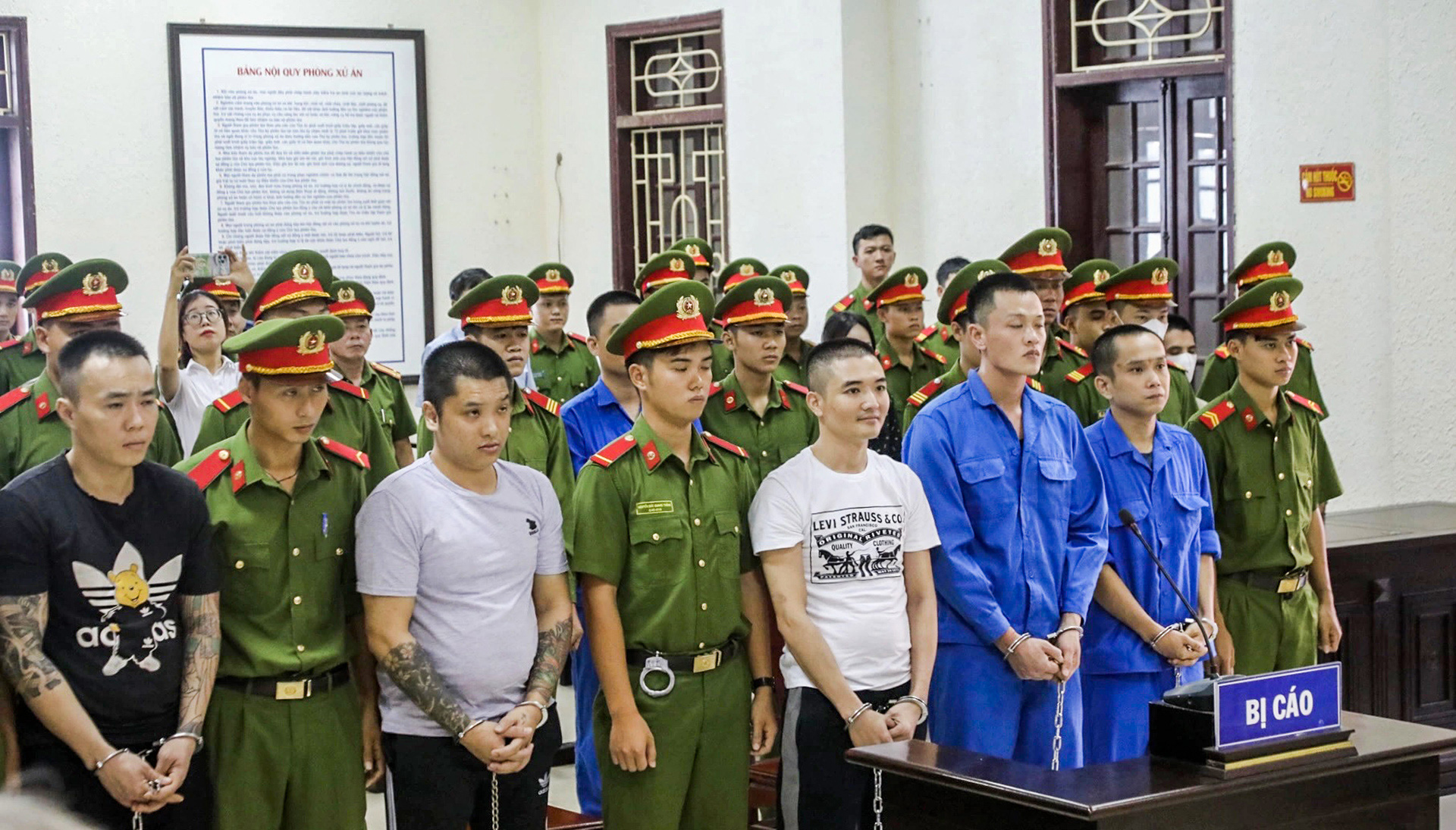 Giang hồ 'Quân Idol' và đồng phạm ra tòa với 7 tội danh - Ảnh 1. Giang hồ 'Quân Idol' và đồng phạm ra tòa với 7 tội danh - Ảnh 1.