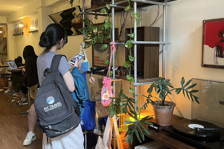 Nhiều người chọn quán cà phê là nơi làm việc ca 3- Ảnh 3. Nhiều người chọn quán cà phê là nơi làm việc ca 3- Ảnh 3.