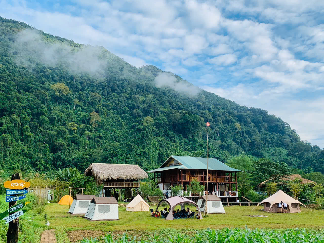 Du khách cắm trại bên hồ Ba Bể tại thôn Bản Cám. Ảnh: Ba Bể Camp