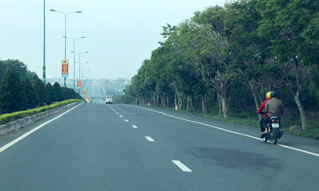Xe máy chạy vào cao tốc Liên Khương - Prenn. Ảnh: Khánh Hương