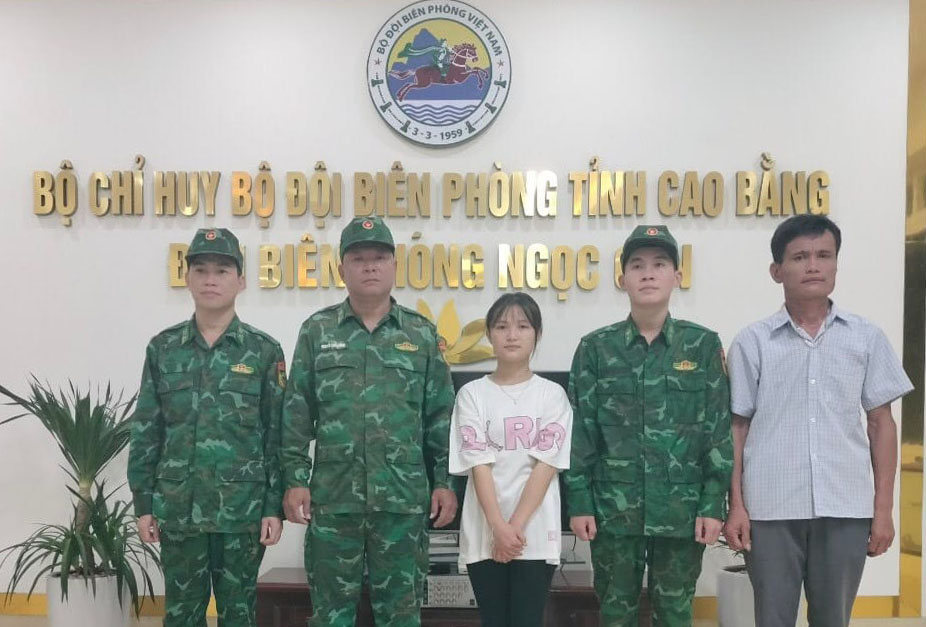 Ngọc Hân cùng bố gặp gỡ cảm ơn tổ công tác chiều 3/8. Ảnh: Đồn biên phòng Ngọc Côn