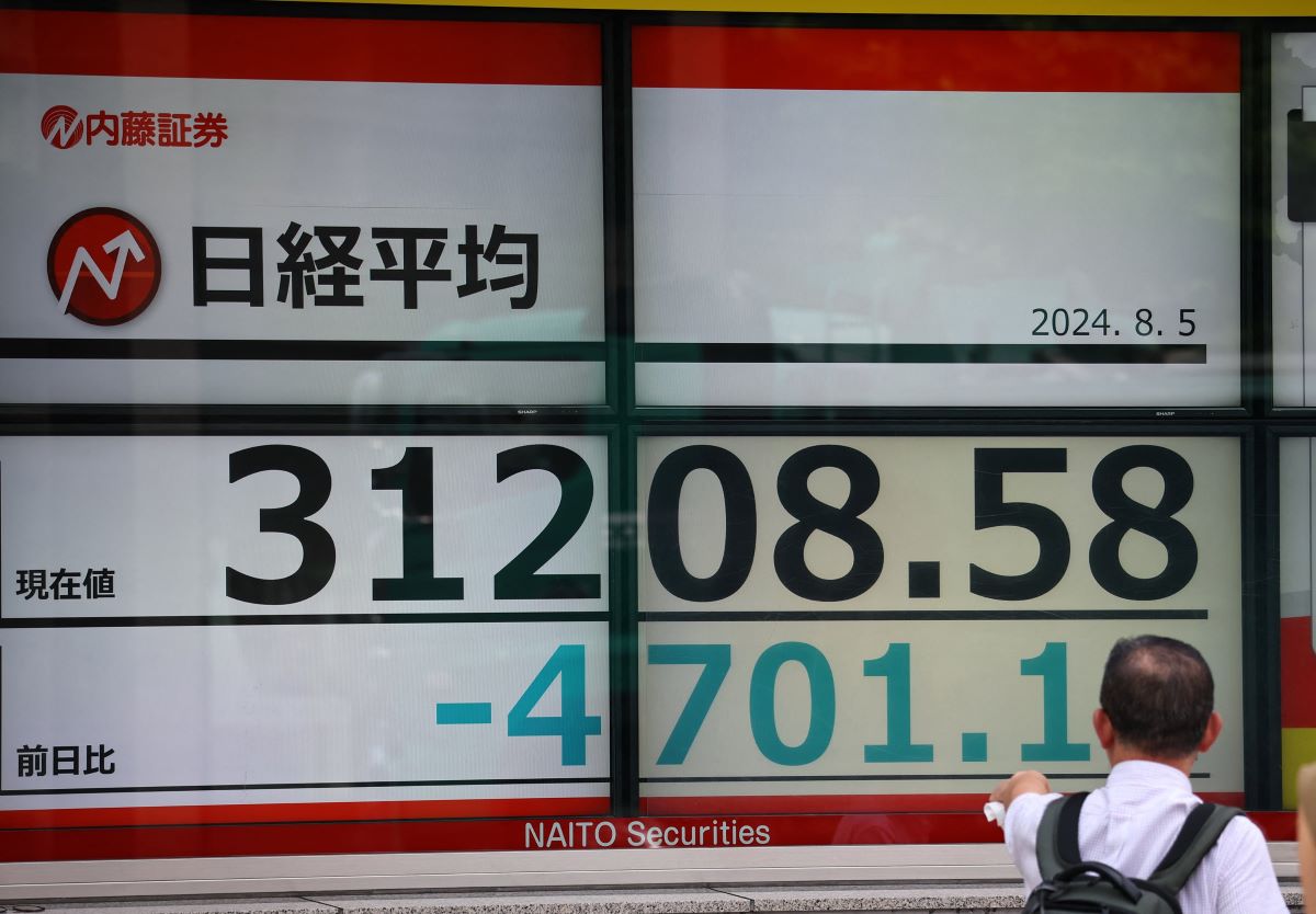 Bảng điện tử bên ngoài một công ty chứng khoán ở Tokyo hiện thời điểm chỉ số Nikkei 225 giảm hơn 4.700 điểm, phiên 5/8. Ảnh: AFP