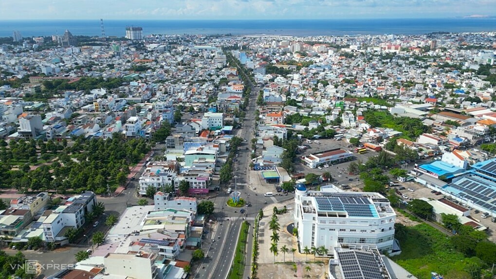 Toàn cảnh đường Trần Hưng Đạo nhìn từ hướng vòng xoay 19 tháng 4. Ảnh: Việt Quốc