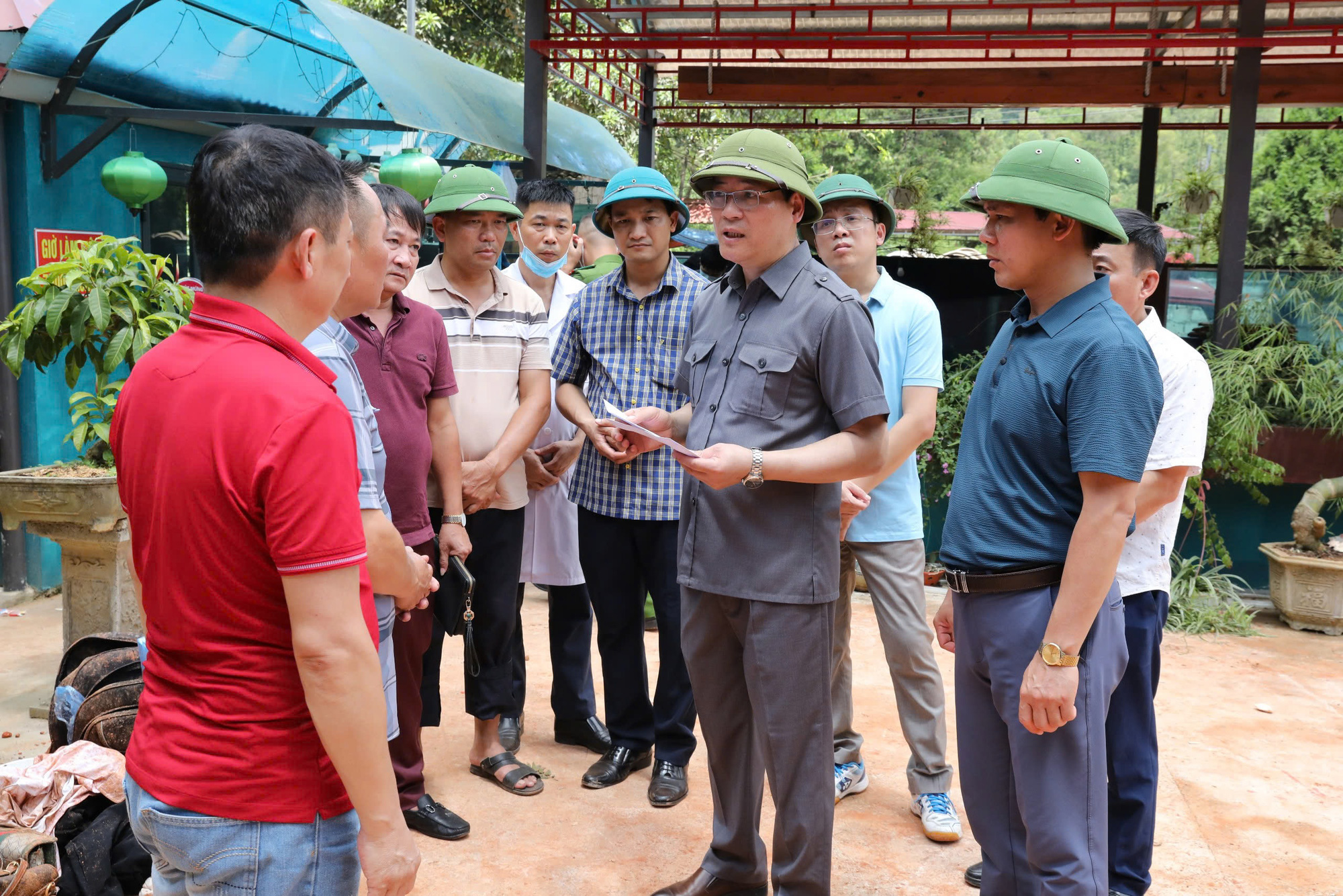 Phó chủ tịch thường trực UBND tỉnh Lạng Sơn Dương Xuân Huyên (giữa) đến hiện trường động viên, trao kinh phí hỗ trợ cho gia đình có người thiệt mạng - Ảnh: ĐÌNH QUYẾT Phó chủ tịch thường trực UBND tỉnh Lạng Sơn Dương Xuân Huyên (giữa) trực tiếp đến hiện trường thăm hỏi, động viên gia đình có người thiệt mạng - Ảnh: ĐÌNH QUYẾT