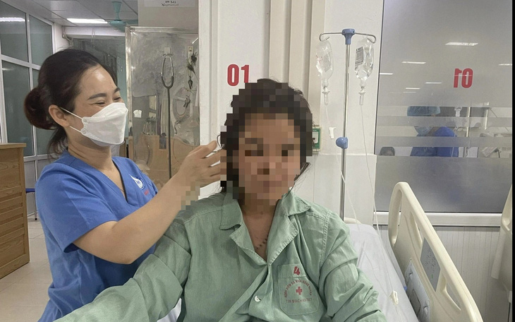Cấp cứu thành công người bệnh ngừng tim khi đang siêu âm- Ảnh 2. Cứu sống cô gái bị sét đánh ngừng tim