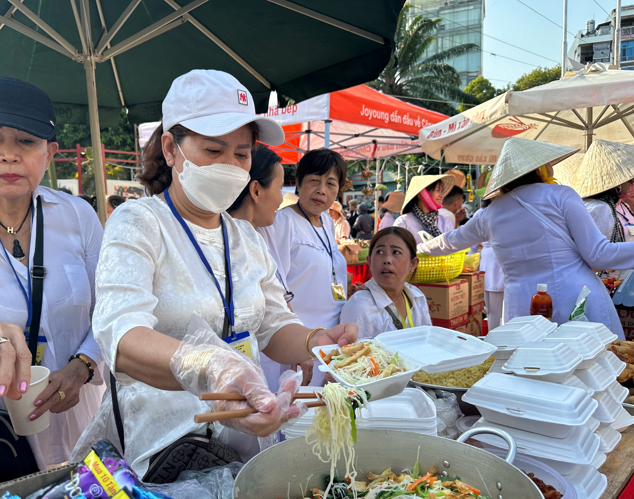 'Biển người' ở TP.HCM cầm... lá cây đi mua món ngon, không xài tiền mặt- Ảnh 5. 'Biển người' ở TP.HCM cầm... lá cây đi mua món ngon, không xài tiền mặt- Ảnh 5.