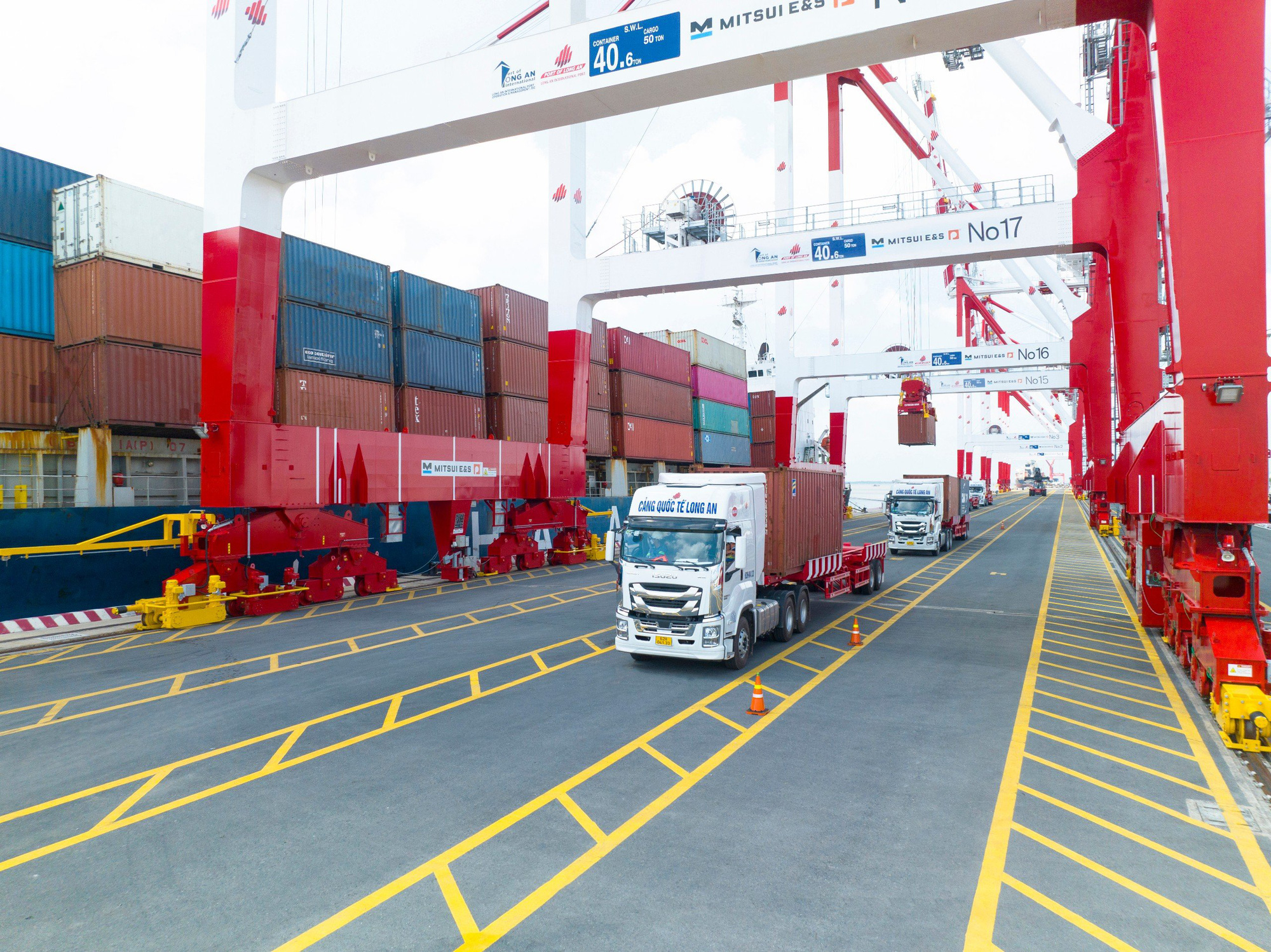 Cảng quốc tế Long An hướng đến phát triển bền vững- Ảnh 3. Khai thác hàng tại cầu cảng Cảng quốc tế Long An