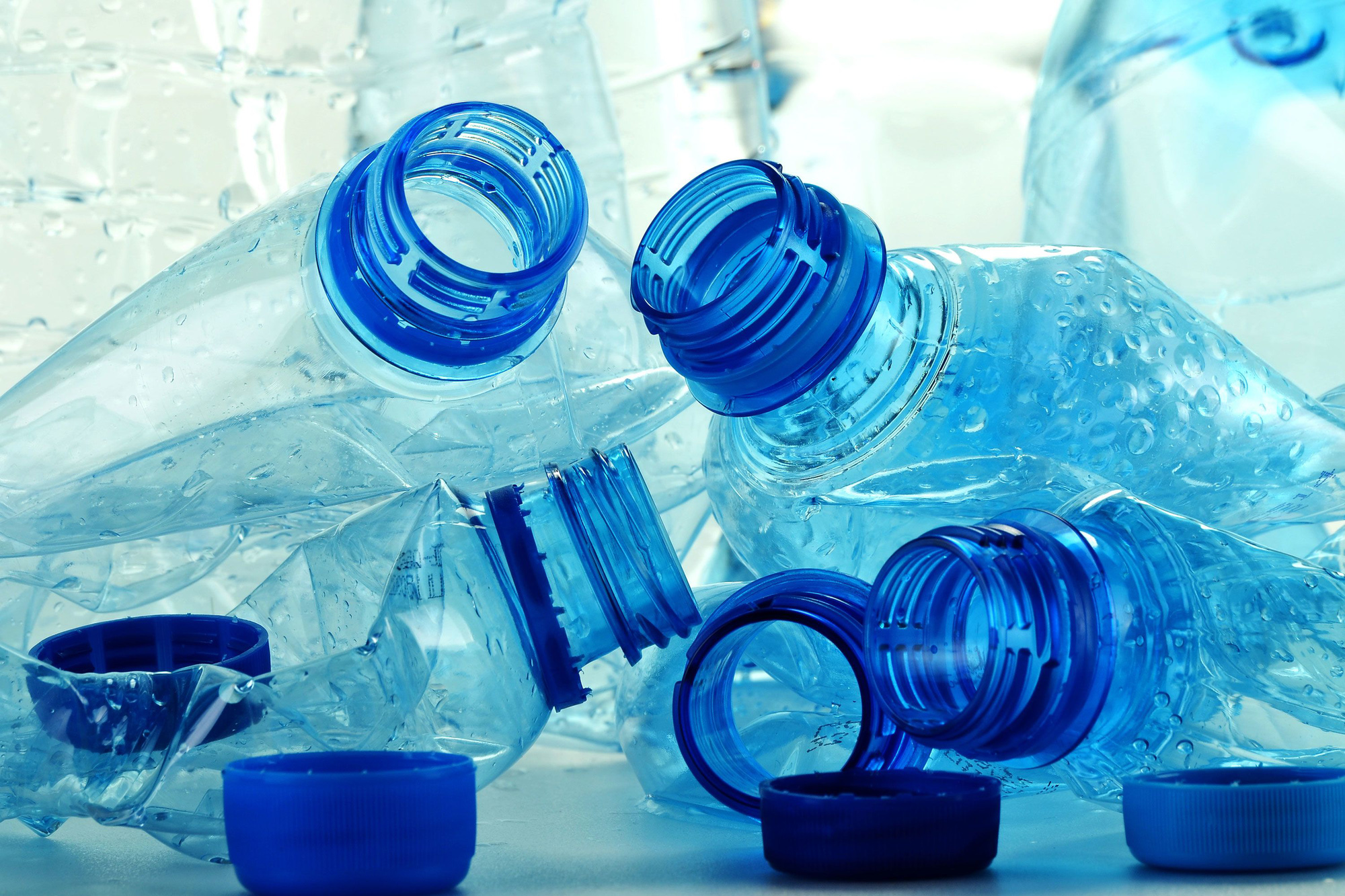'Hóa chất vĩnh cửu' PFAS có thể được hấp thụ qua da người- Ảnh 1. Hóa chất vĩnh cửu có mặt trong nhiều sản phẩm hằng ngày quanh chúng ta, trong đó có đồ nhựa - Ảnh minh họa: GETTY IMAGES