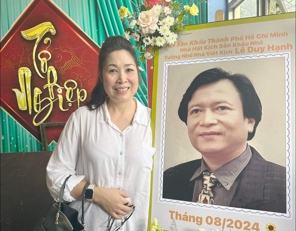 Nghệ sĩ Hồng Vân bên di ảnh của tác giả Lê Duy Hạnh, người mà chị xem như là thanh xuân tươi đẹp của các nghệ sĩ kịch Thành Lộc, Hồng Vân, Ái Như… nhắc anh Ba Hạnh, nhớ thời thanh xuân ở Sân khấu 5B- Ảnh 1.
