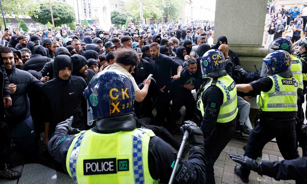 Cảnh sát đụng độ với người biểu tình ở Bolton, Anh, hôm 4/8. Ảnh: Reuters