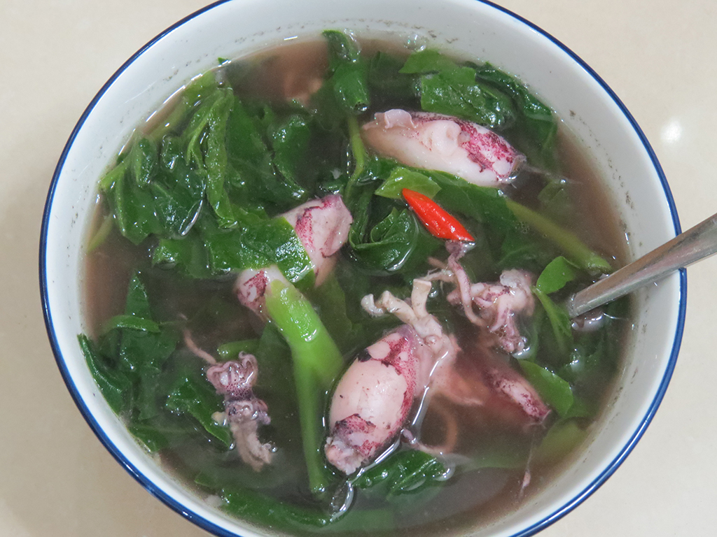 Hương vị quê hương: Mát lành canh mực nấu mồng tơi- Ảnh 1. Hương vị quê hương: Mát lành canh mực nấu mồng tơi- Ảnh 1.