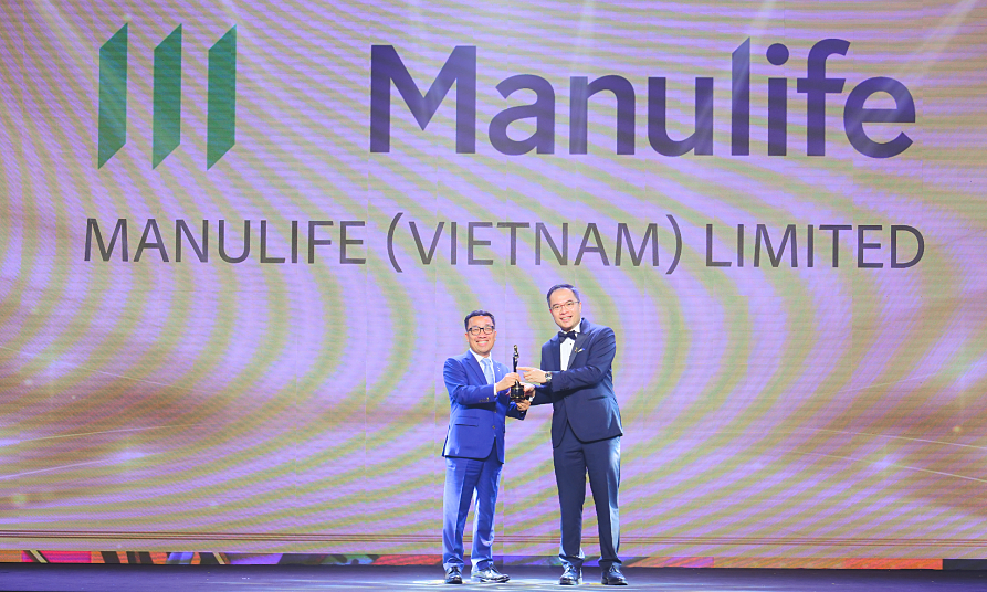 Ông Tôn Thất Anh Vũ, Phó tổng giám đốc khối Nhân sự Manulife Việt Nam (trái) nhận giải từ đại diện HR Asia Awards. Ảnh: Đặng Lê