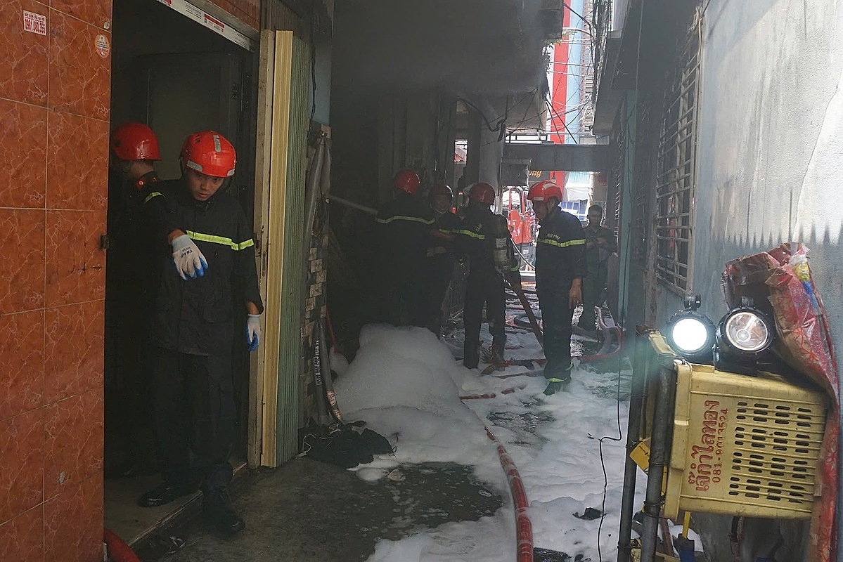Hoả hoạn xảy ra trong ngõ nhỏ, gây khó khăn cho lính cứu hoả khống chế đám cháy. Ảnh: Ngọc Trường