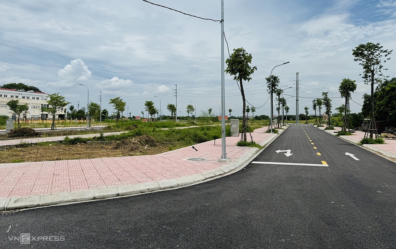 Khu vực đất đấu giá xã Tiền Yên, huyện Hoài Đức hôm 21/8 không còn cảnh đông môi giới tụ tập, lập điểm tiếp khách hàng như vài ngày trước. Ảnh: Anh Tú