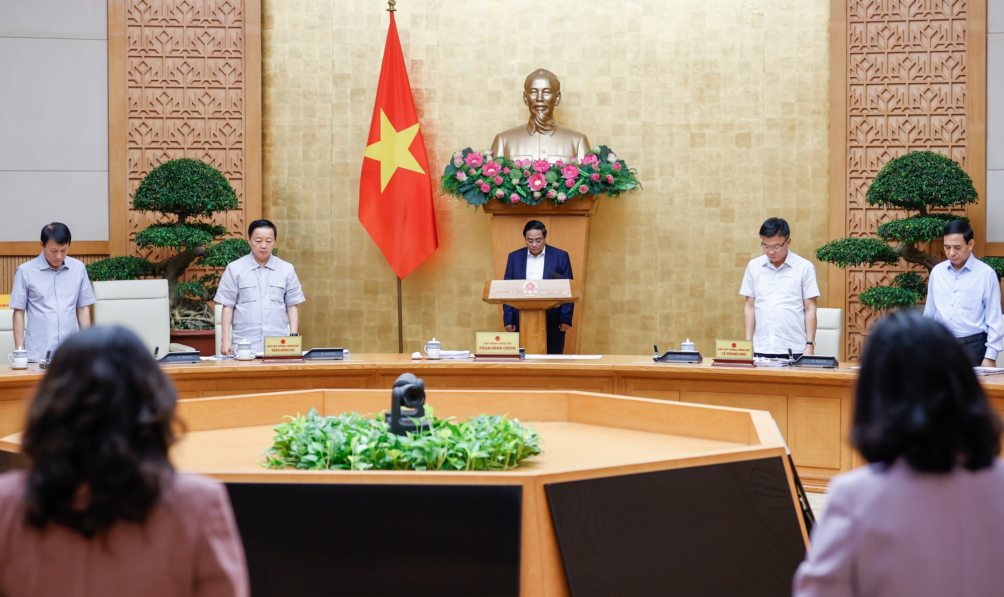 Chính phủ dành phút mặc niệm tưởng nhớ cố Tổng Bí thư Nguyễn Phú Trọng. Ảnh: VGP