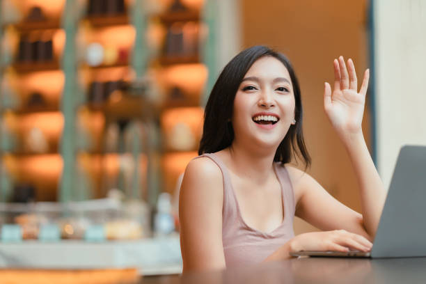 Giới trẻ ngày nay ít chào hỏi: Có phải do kém giao tiếp?- Ảnh 1. Chào hỏi nhau một lời chẳng mất gì, lại còn được quý mến - Ảnh minh họa: UNPLASH