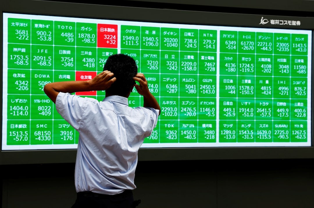 Bảng điện tử bên ngoài một công ty chứng khoán ở Tokyo (Nhật Bản) hôm 2/8. Ảnh: Reuters