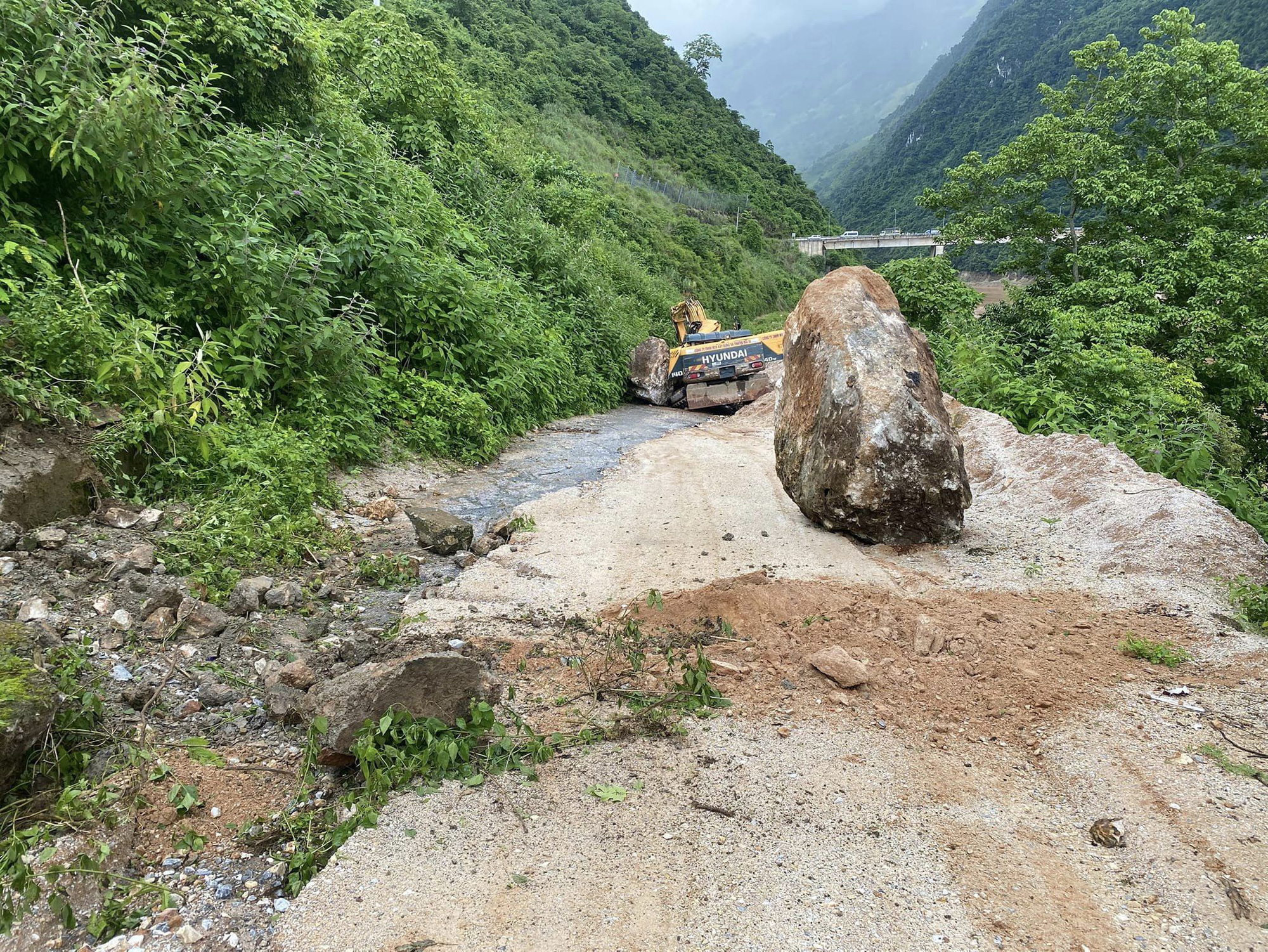 Nhiều tảng đá lăn đè chết tài xế máy xúc, người đi xe máy may mắn thoát - Ảnh 2. Hiện trường vụ sạt lở - Ảnh: Đ. DƯƠNG