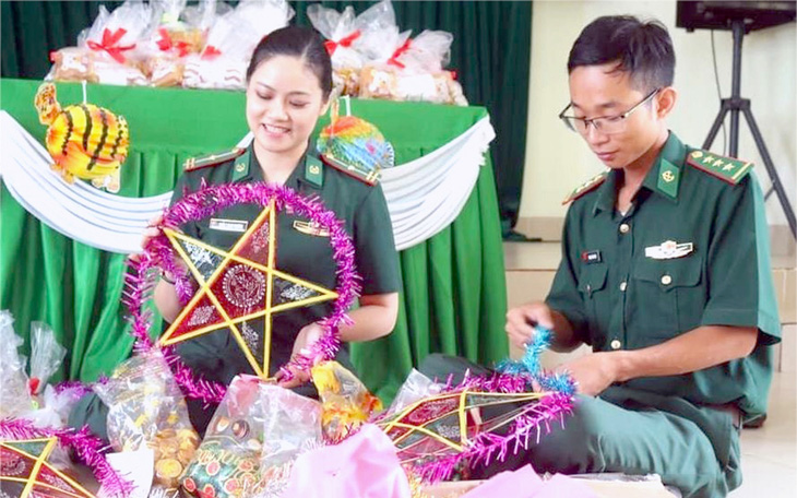 Phước 'khùng' dễ thương và tiệm sửa xe dìu nhau qua những đoạn ngặt nghèo- Ảnh 6. Anh lính biên phòng 9X như con dân bản