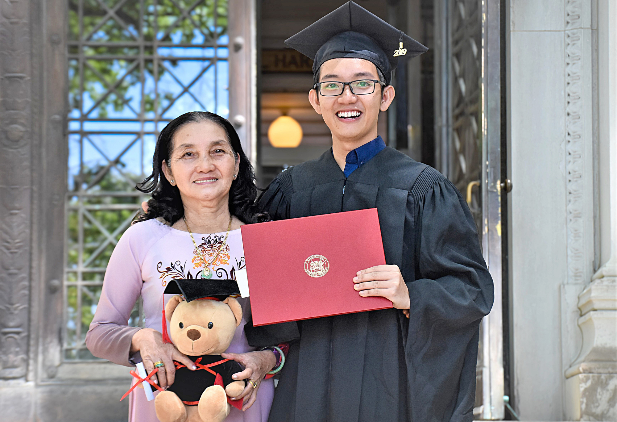 Nụ cười của mẹ Sâm trong ngày cậu út Lê Hải Phú nhận bằng thạc sĩ thủ khoa của Viện Công nghệ Massachusetts (MIT) tại Mỹ - Ảnh: NVCC Hành trình 4 lần thủ khoa cùng mẹ- Ảnh 1.