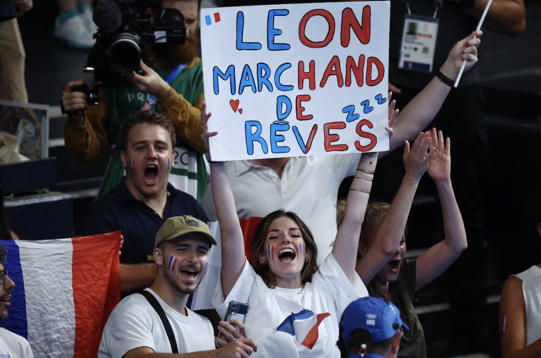 Người hâm mộ cổ vũ Leon Marchand ở Cung thể thao dưới nước Paris. Ảnh: Reuters