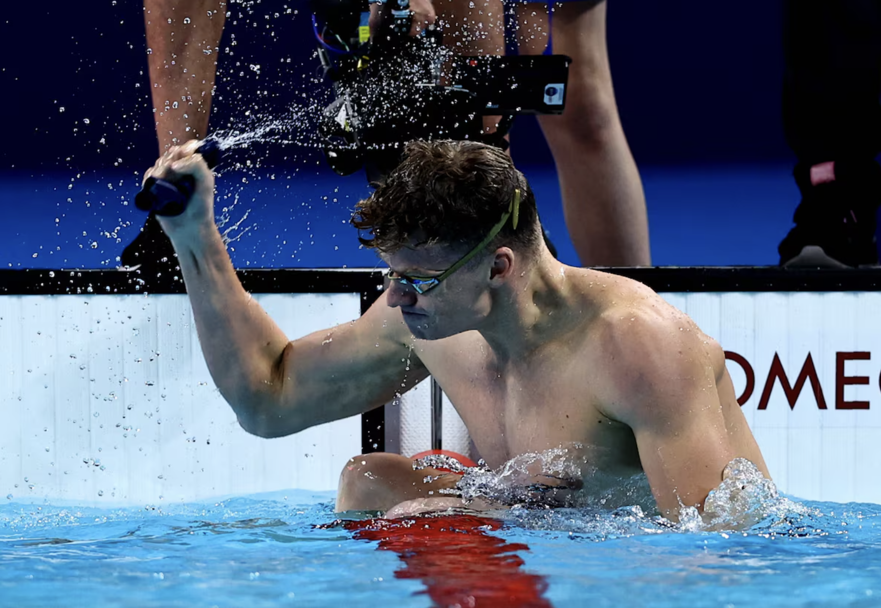 Leon Marchand đập nước mừng chiến thắng 200m ếch ở Olympic Paris 2024. Ảnh: Reuters