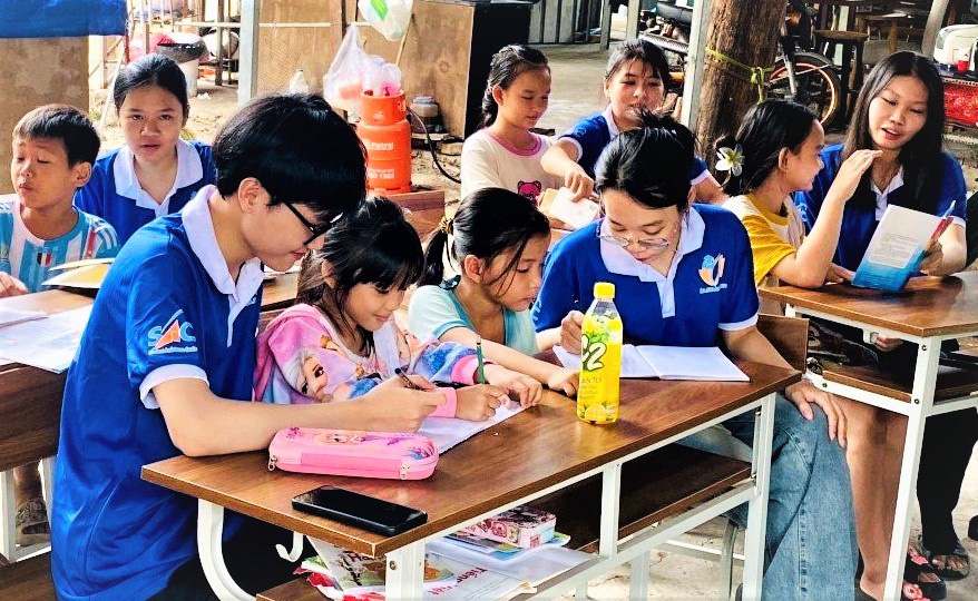 Lớp học của các gia sư áo xanh miễn phí dành cho con em công nhân, lao động các xóm trọ nghèo tại TP.HCM trong hè tình nguyện 2024 - Ảnh: K.A. Tình nguyện là tình cảm, khát khao cống hiến- Ảnh 1.