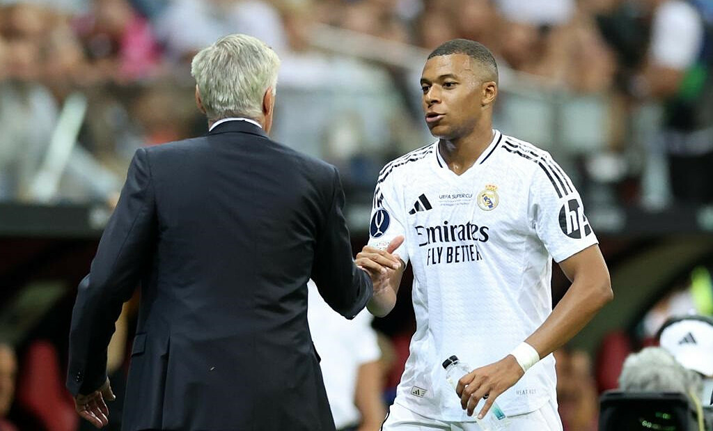 HLV Ancelotti bắt tay Mbappe sau trận thắng Valladolid 3-0 ở vòng 2 La Liga 2024-2025. Ảnh: Reuters.