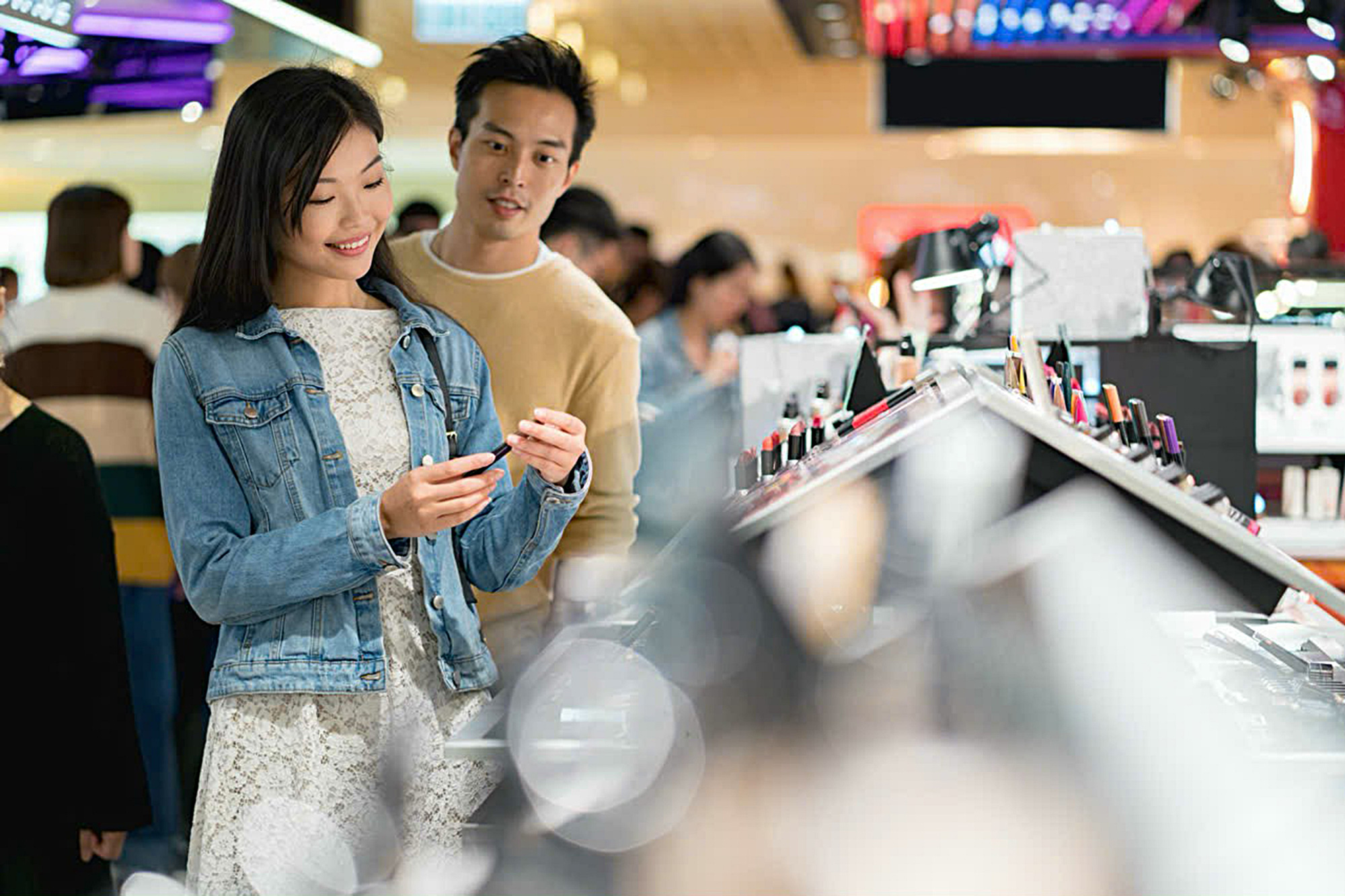 Hai bạn trẻ đang xem một sản phẩm làm đẹp trong siêu thị - Ảnh: Sia-partners.com Ám ảnh làm đẹp của các nàng gen Z- Ảnh 1.