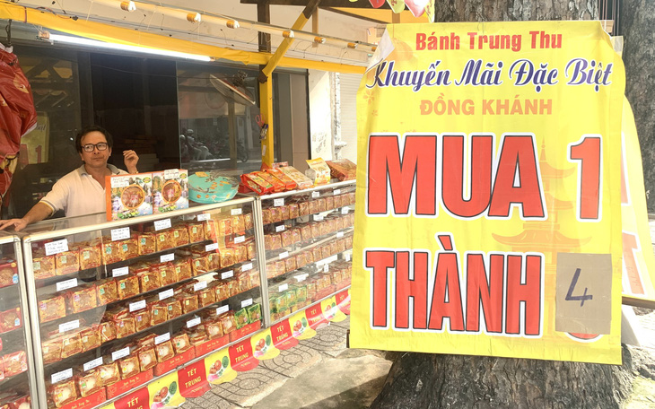 Bánh trung thu xuống đường sớm, giá cả ra sao?- Ảnh 2. Bánh trung thu mua 1 tặng 4, là tặng bao nhiêu?