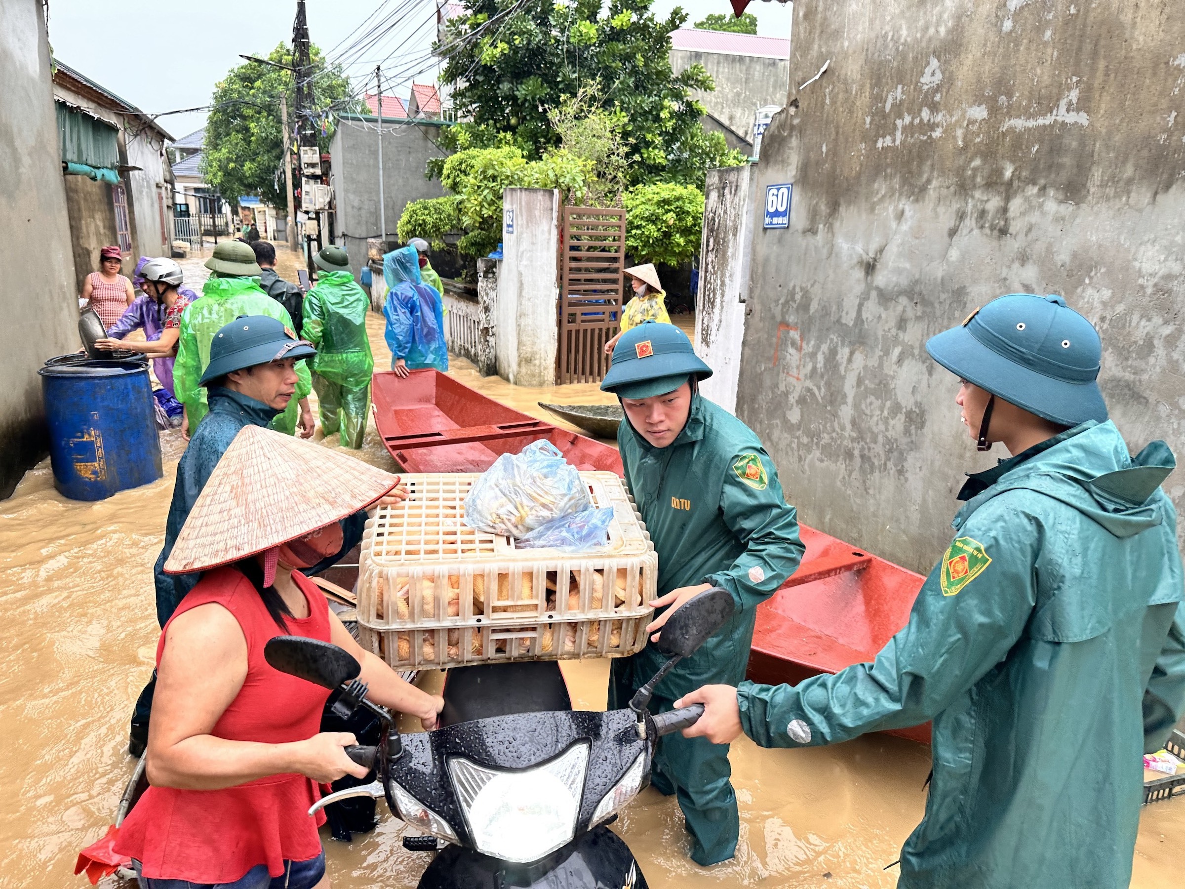 Dân quân tự vệ giúp người dân ngoại thành Hà Nội di tản đồ đạc. Ảnh: Gia Chính