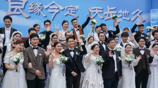Đám cưới tập thể hồi tháng 5-2024 tại thành phố Nam Ninh, Khu tự trị dân tộc Choang Quảng Tây, Trung Quốc - Ảnh: TRUNG QUỐC TÂN VĂN XÃ Đại học ở Trung Quốc đào tạo cử nhân chuyên ngành hôn nhân- Ảnh 3.