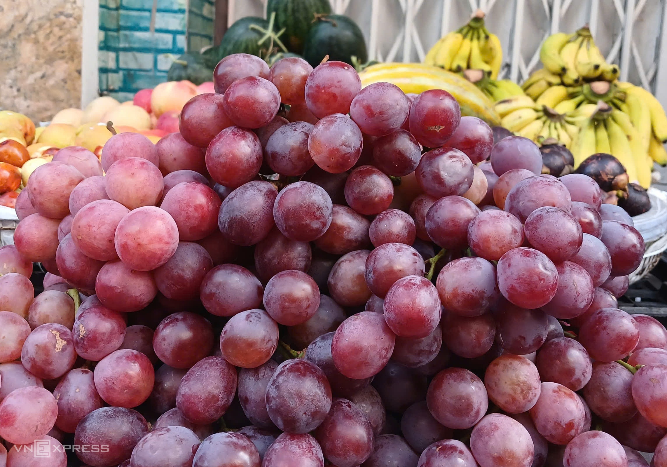 Nho đỏ được bán tại chợ truyền thống ở TP HCM. Ảnh: Thi Hà