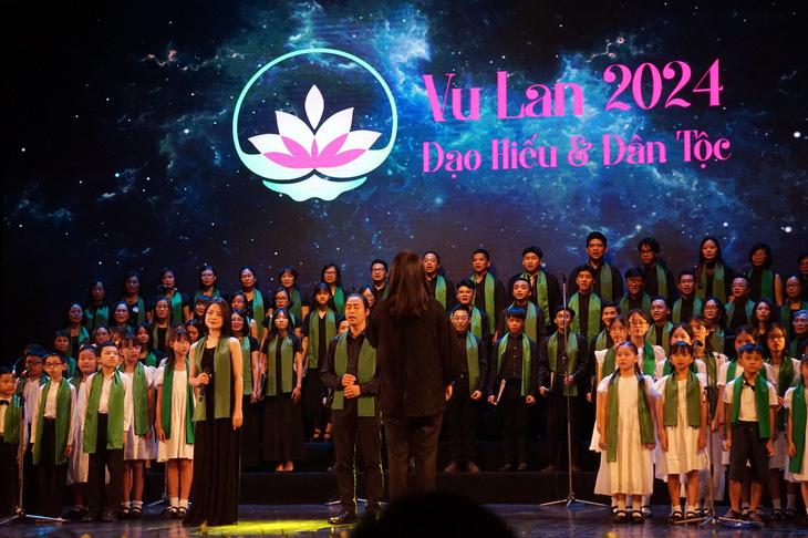 Nhóm hợp xướng cộng đồng Gió Xanh gây xúc động với những bài hát về tình mẹ - Ảnh: T.ĐIỂU Vu lan đâu chỉ là báo ân cha mẹ- Ảnh 4.