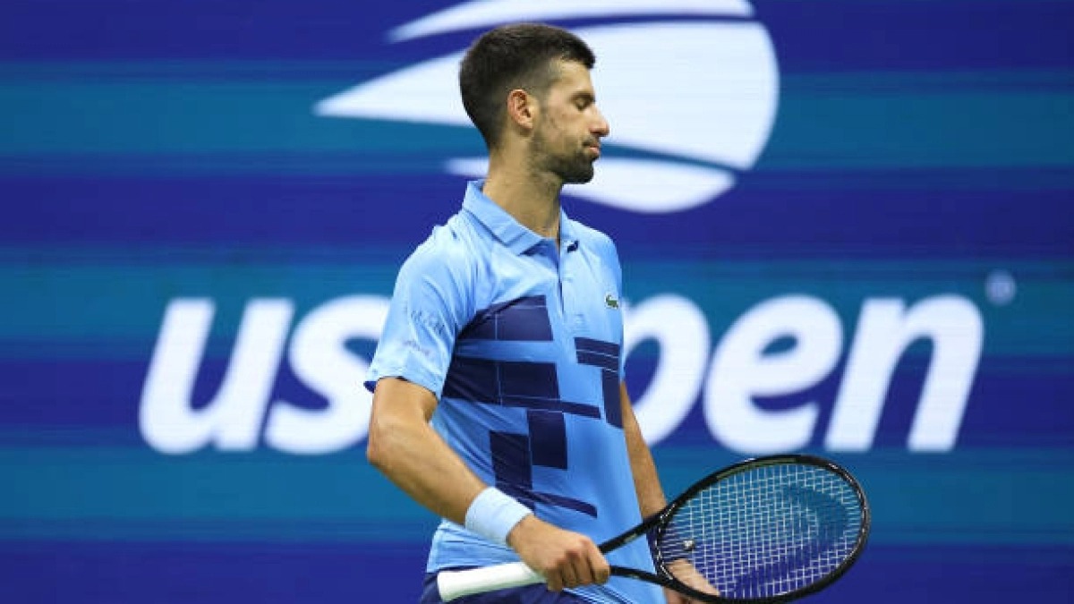 Djokovic thất vọng sau một điểm thua ở trận gặp Popyrin, trên sân Arthur Ashe, New York tối 30/8. Ảnh: Reuters