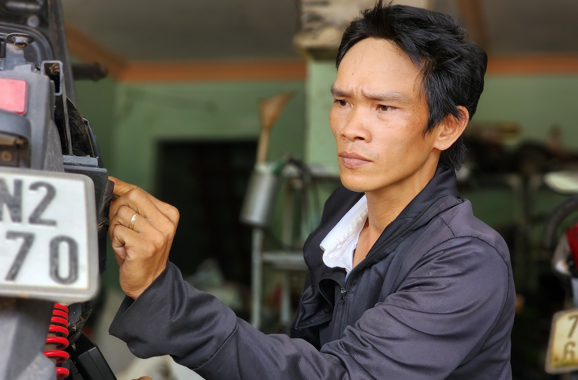 Công việc chính của anh Phước là sửa xe máy và mua xe cũ về sửa chữa, bán lại - Ảnh: TRẦN MAI Phước 'khùng' dễ thương và tiệm sửa xe dìu nhau qua những đoạn ngặt nghèo- Ảnh 1.