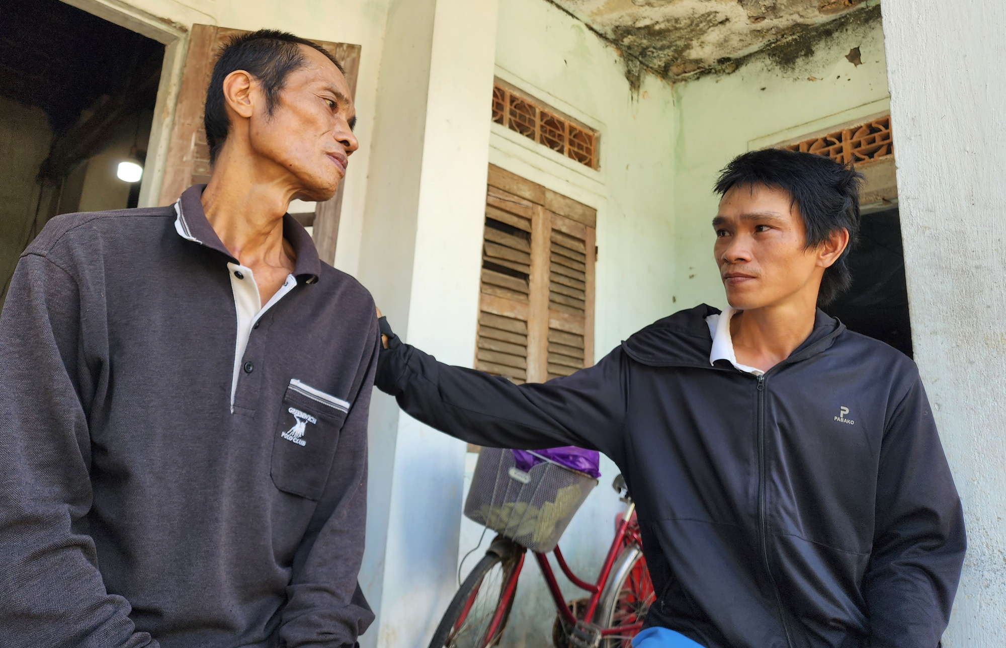 Anh Phước động viên anh Điệp, cố gắng sống vui mỗi ngày - Ảnh: TRẦN MAI Phước 'khùng' dễ thương và tiệm sửa xe dìu nhau qua những đoạn ngặt nghèo- Ảnh 3.
