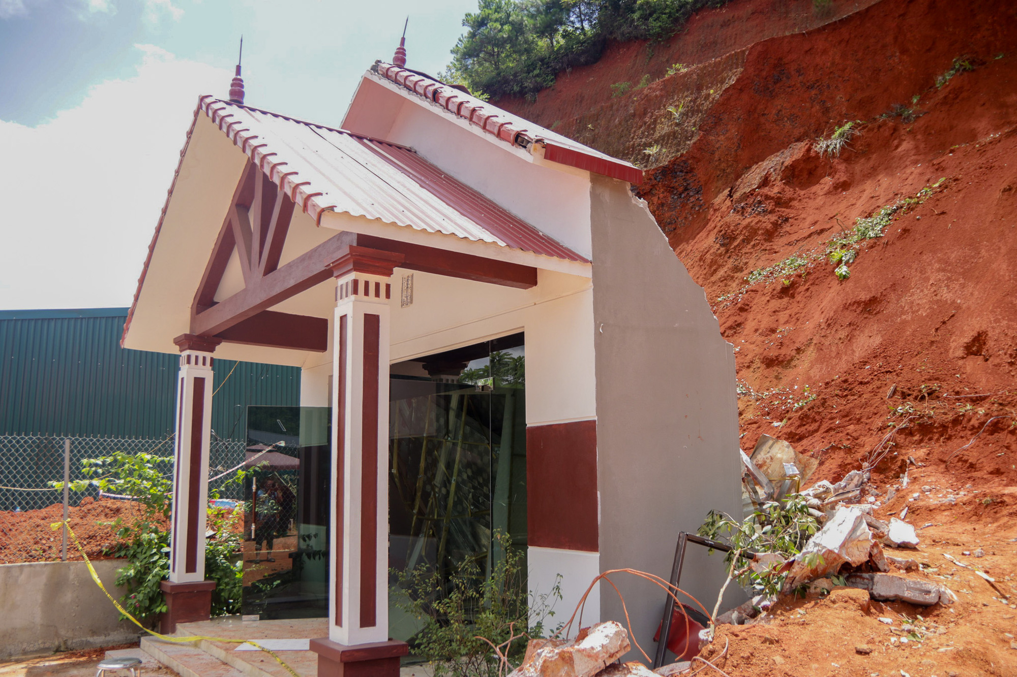 Hiện trường vụ sạt lở đất tại thôn Sài Hồ, xã Tân Thành, huyện Cao Lộc, tỉnh Lạng Sơn - Ảnh: ĐÌNH QUYẾT Sạt lở đất, 2 vợ chồng bị vùi lấp- Ảnh 2.
