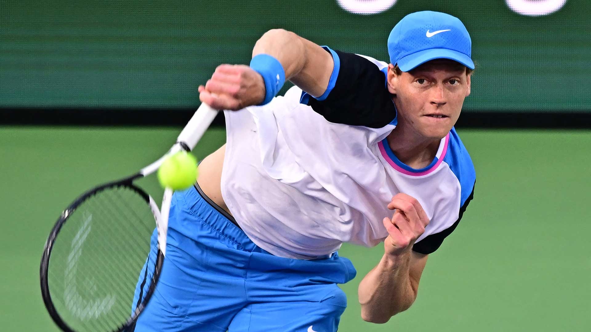 Sinner giao bóng trong trận bán kết với Alcaraz ở Indian Wells Masters hồi tháng 3/2024. Ảnh: Reuters