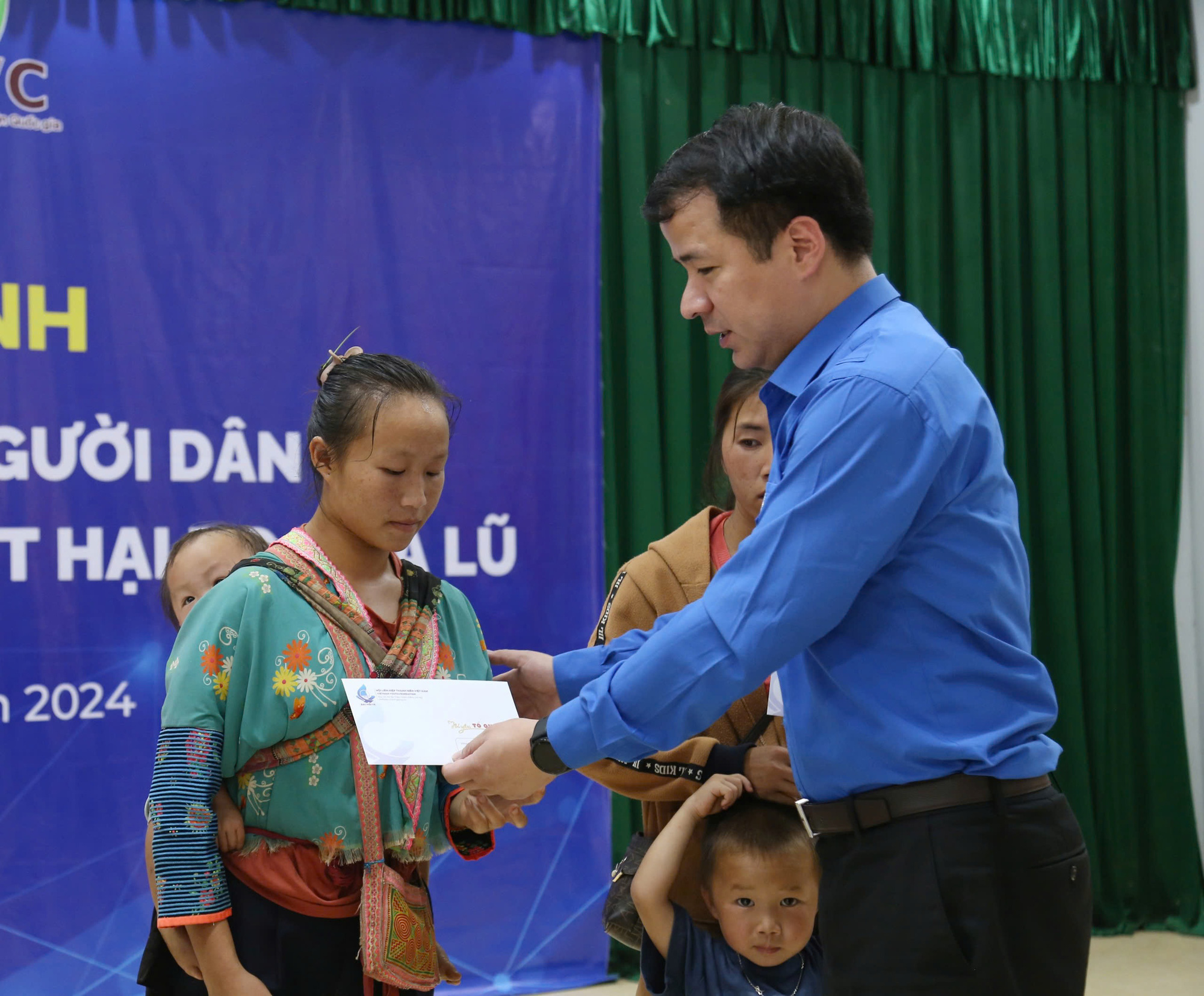 Trung ương Đoàn xây cầu dân sinh cho bà con vùng lũ Sơn La- Ảnh 1. Anh Ngô Văn Cương - bí thư Trung ương Đoàn - trao quà cho bà con vùng lũ Sơn La - Ảnh: LÂM HẢI