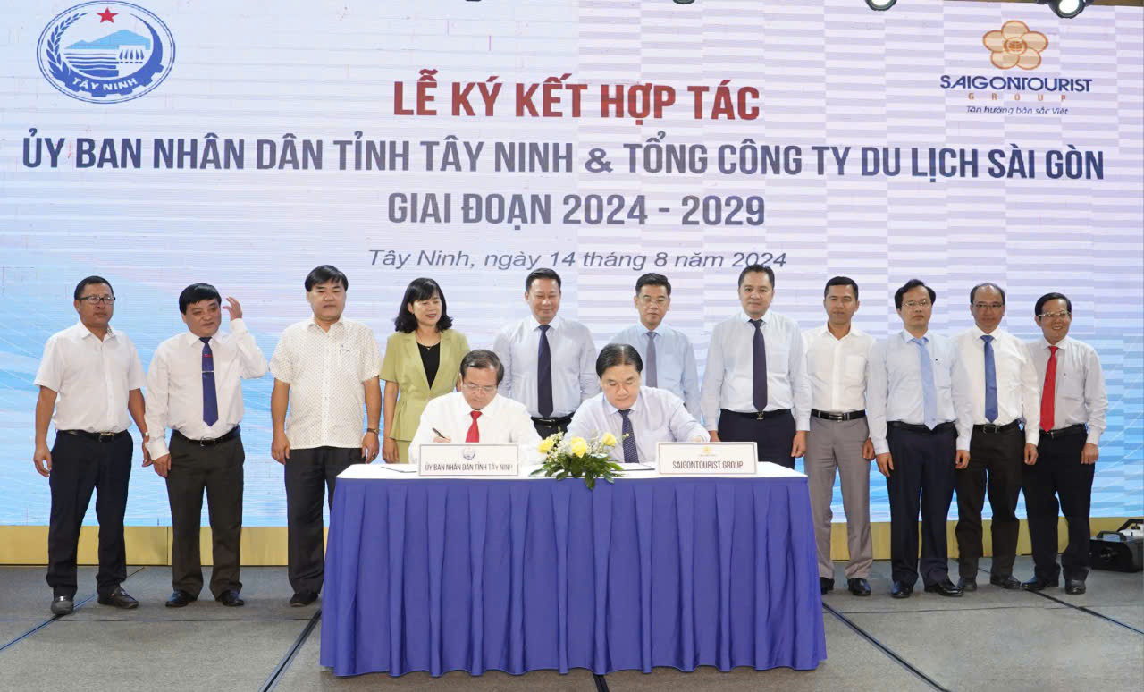 Saigontourist Group hợp tác thúc đẩy du lịch tỉnh Tây Ninh- Ảnh 1. Tham dự Lễ ký kết có đại diện lãnh đạo TP.HCM, lãnh đạo tỉnh Tây Ninh, ban lãnh đạo Saigontourist Group cùng đại diện các cơ quan báo, đài Trung ương và địa phương. - Ảnh: B.V