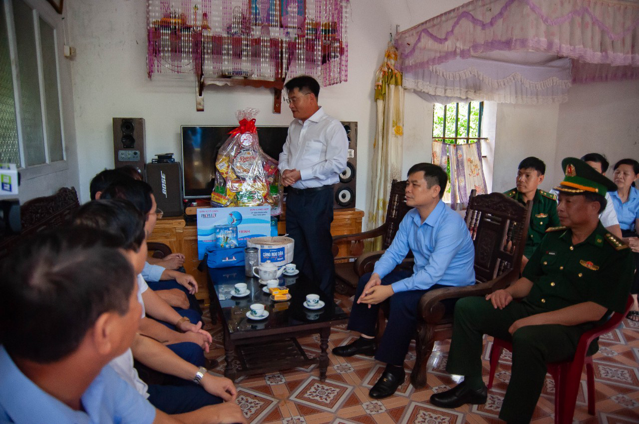Combo ắc quy, bóng đèn, thuốc, cẩm nang... giúp ngư dân Thái Bình vươn khơi, bám biển- Ảnh 1. Báo Pháp Luật TP.HCM phối hợp UBND tỉnh Thái Bình tổ chức trao phần quà cho ngư dân tỉnh Thái Bình - Ảnh: KHÁNH LINH