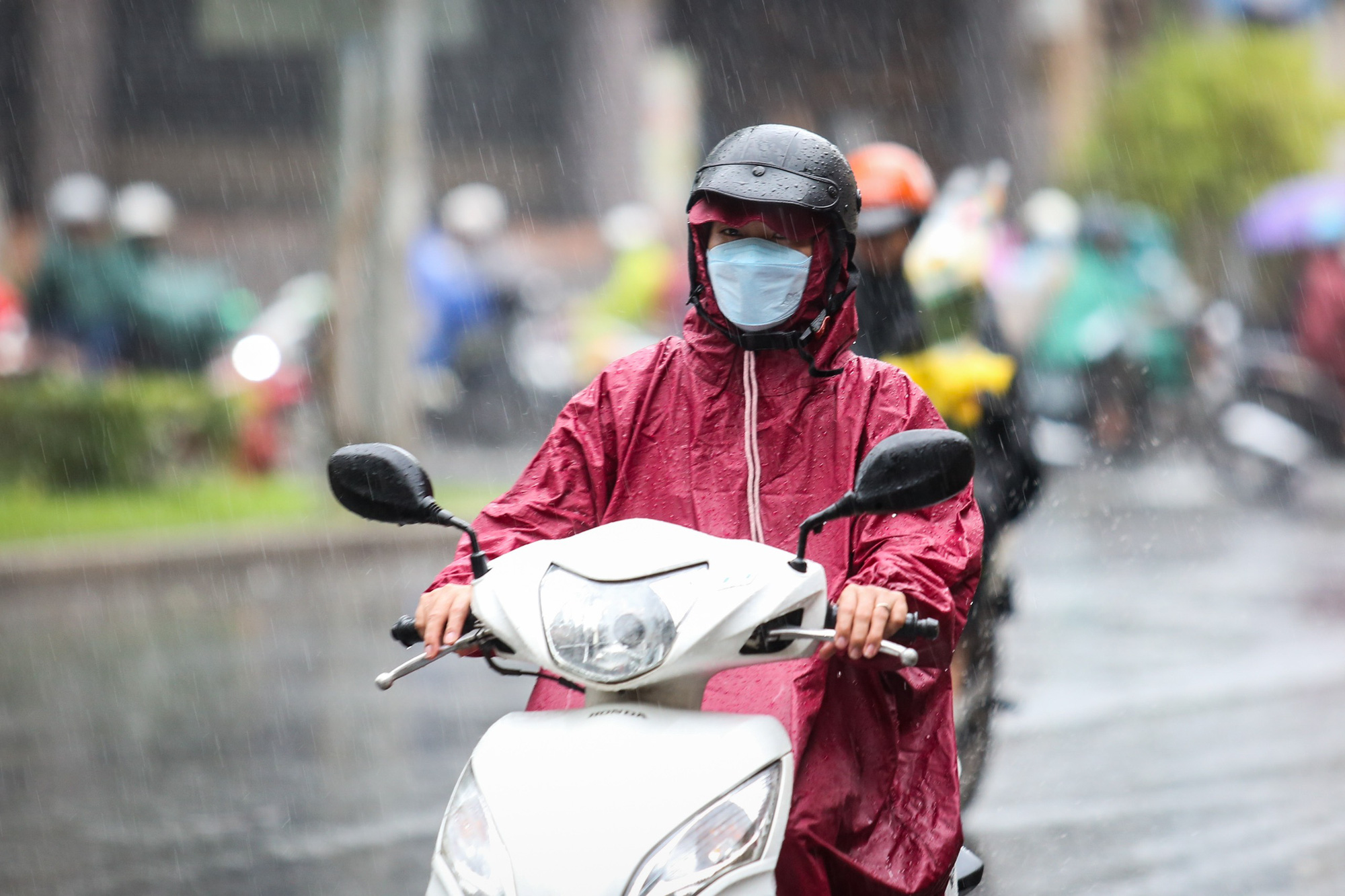 Thời tiết hôm nay 10-8: Nam Bộ sáng nắng chiều mưa; Bắc Bộ ngày nắng, đêm mưa to- Ảnh 1. Hôm nay 10-8, thời tiết cả nước ngày nắng, chiều tối mưa dông - Ảnh: PHƯƠNG QUYÊN
