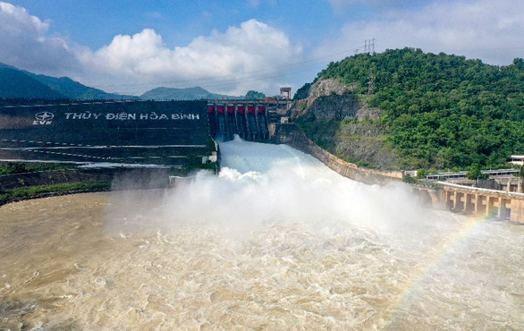 Thủy điện Hòa Bình mở cửa xả đáy thứ 4, lũ trên sông Hồng đang lên- Ảnh 1. Thủy điện Hòa Bình mở cửa xả đáy thứ 4 từ 11h trưa 8-6 - Ảnh: A.HÙNG