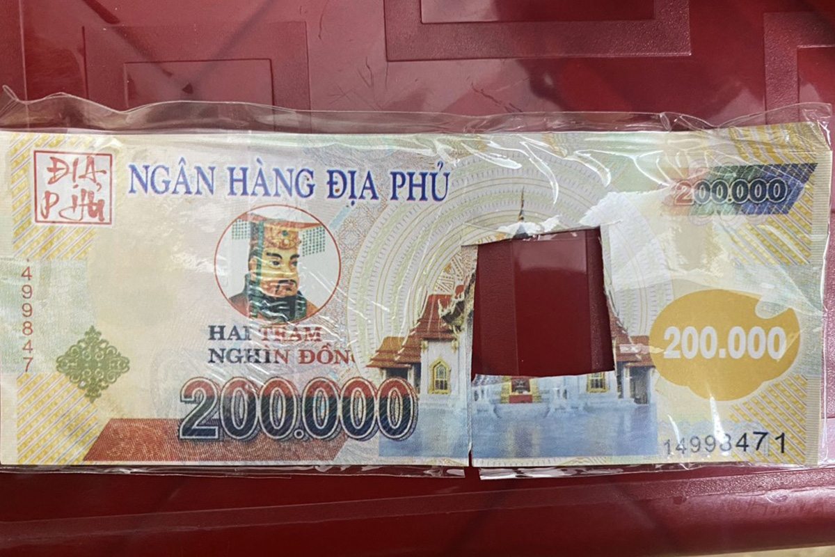Tiền âm phủ các nghi phạm dùng để lừa người mua tiền giả. Ảnh: Hoài Thanh