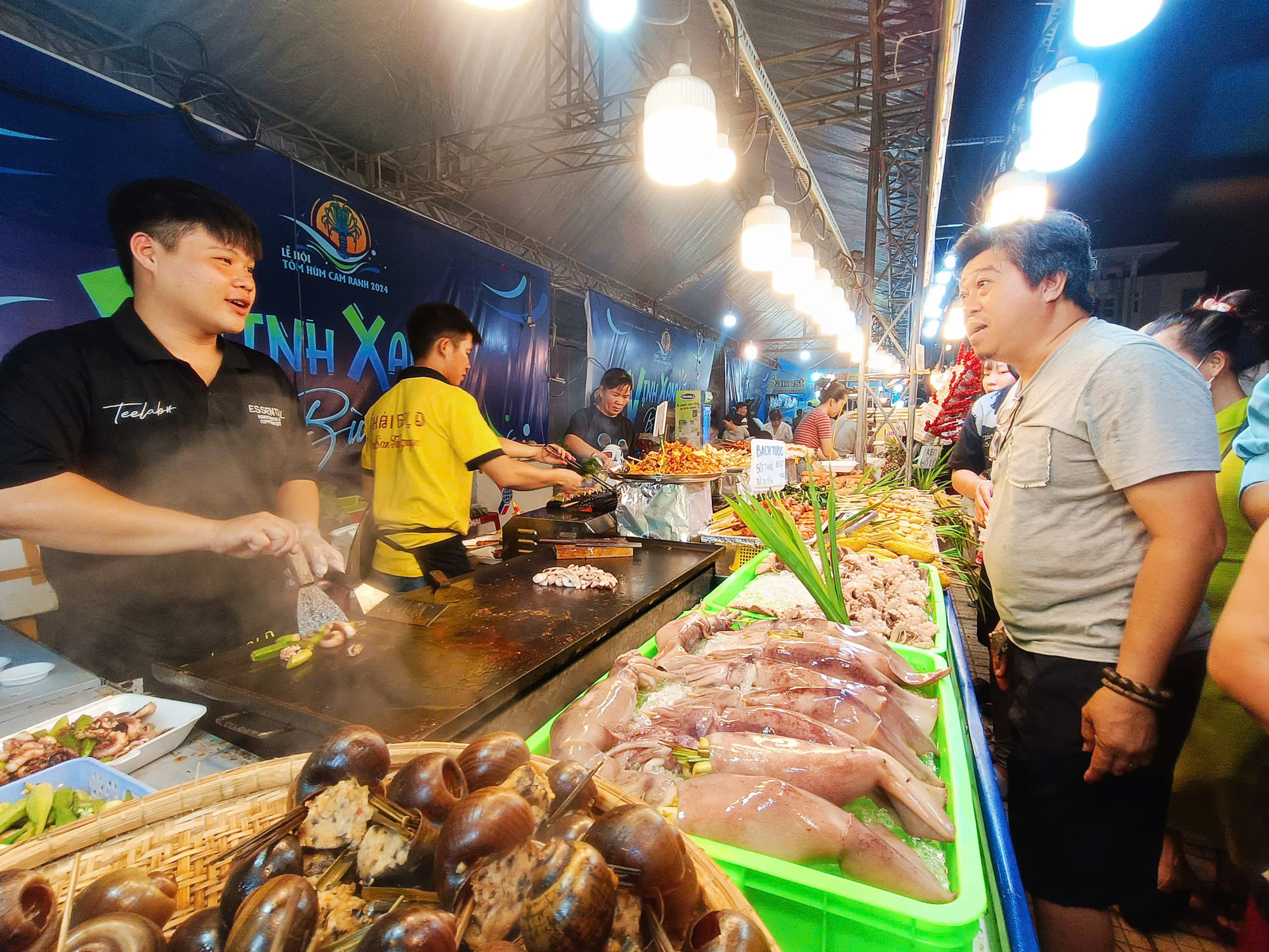 Một số gian hàng hải sản tại lễ hội, nhưng không có tôm hùm - Ảnh: TRẦN HOÀI Dạo lễ hội tôm hùm Cam Ranh nhưng không thấy tôm hùm đâu- Ảnh 4.