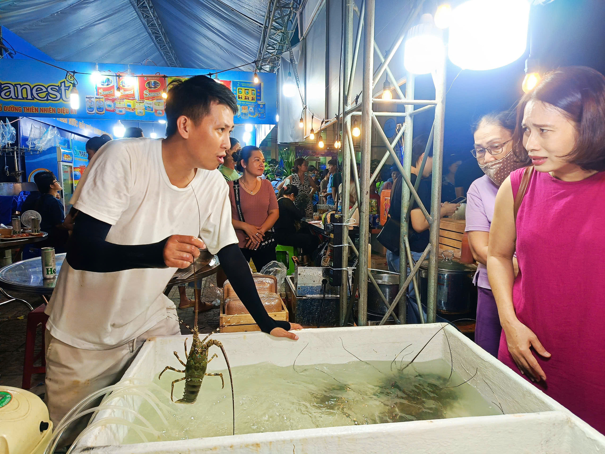 Gian hàng duy nhất tại lễ hội có tôm hùm - Ảnh: TRẦN HOÀI Dạo lễ hội tôm hùm Cam Ranh nhưng không thấy tôm hùm đâu- Ảnh 3.