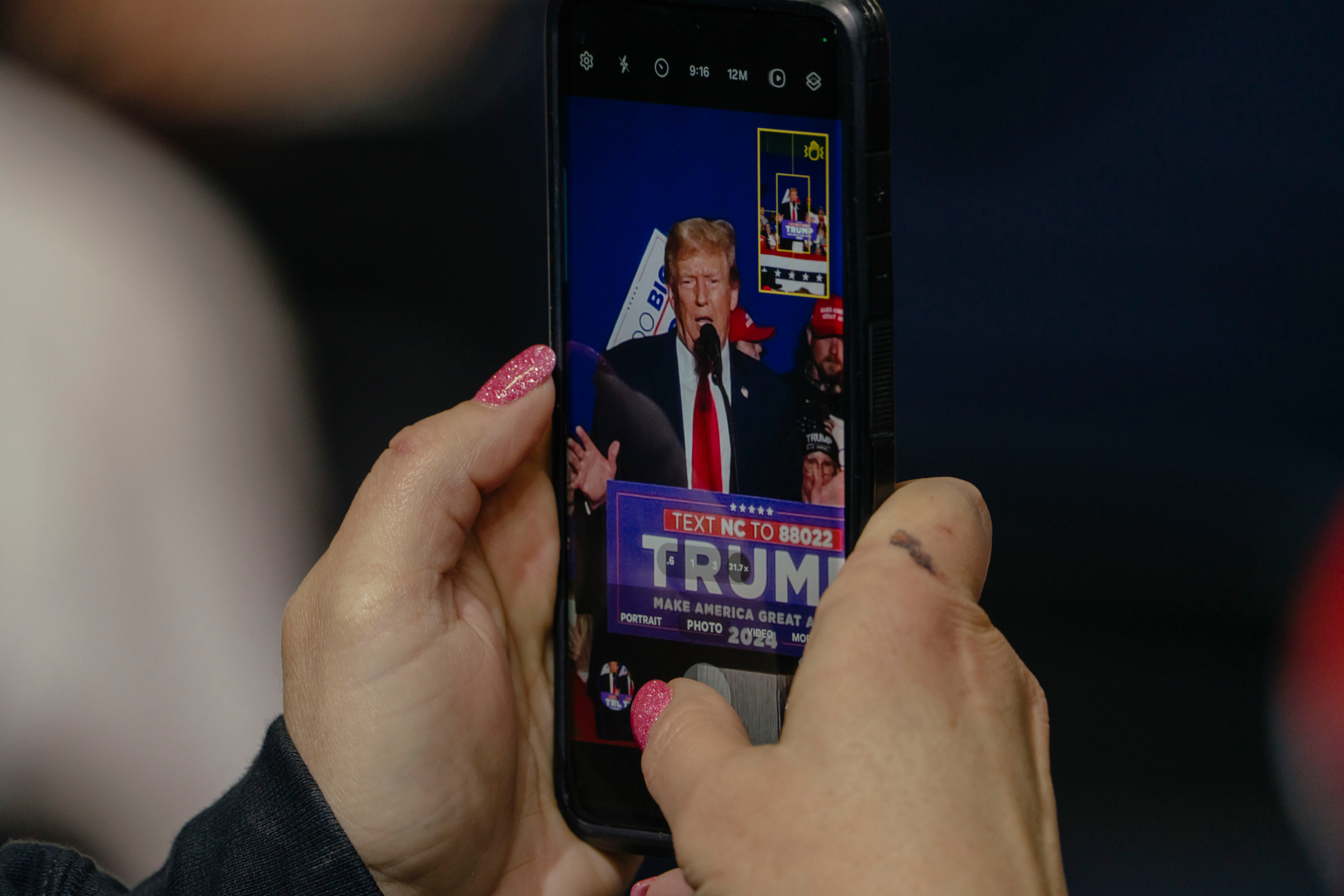 Hình ảnh ông Trump trên một chiếc smartphone. Ảnh: Politico