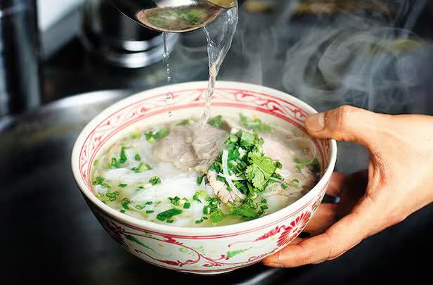 Nước dùng phở trong, thanh, sợi phở dai là sự kết hợp được yêu thích không chỉ ở Việt Nam mà trên toàn thế giới - Ảnh: Chosun Ilbo Báo Hàn gọi tên 4 quán phở phải ăn khi đến Hà Nội- Ảnh 1.