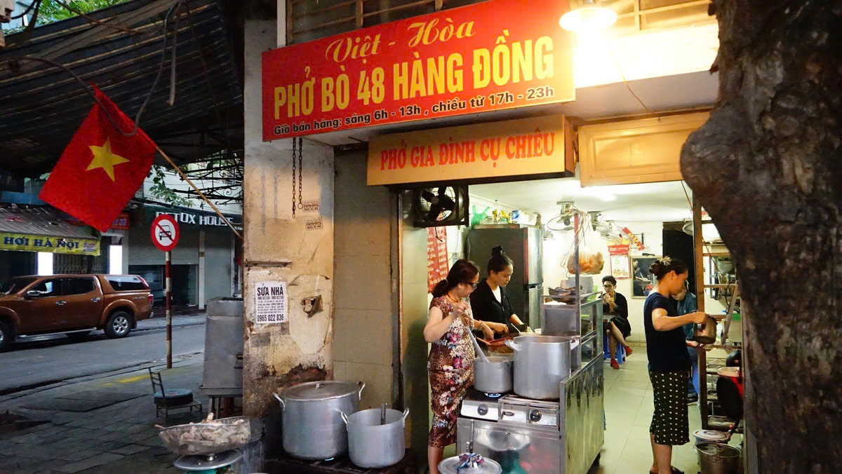 Phở Cụ Chiêu ở góc phố cổ sáng đèn từ tờ mờ sớm - Ảnh: LÊ VÂN Báo Hàn gọi tên 4 quán phở phải ăn khi đến Hà Nội- Ảnh 2.